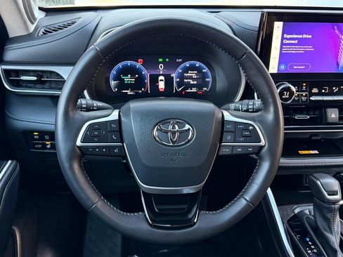 Used 2024 Toyota Highlander Limited image 25