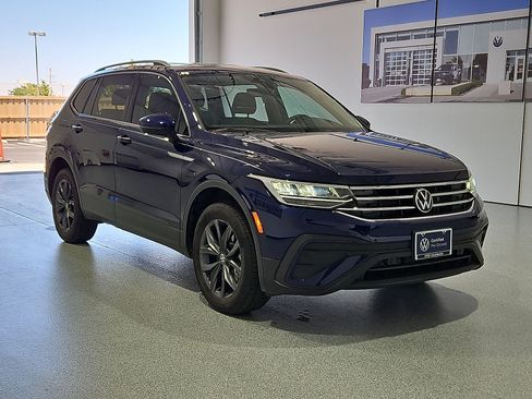 Certified 2023 Volkswagen Tiguan SE FWD image 2