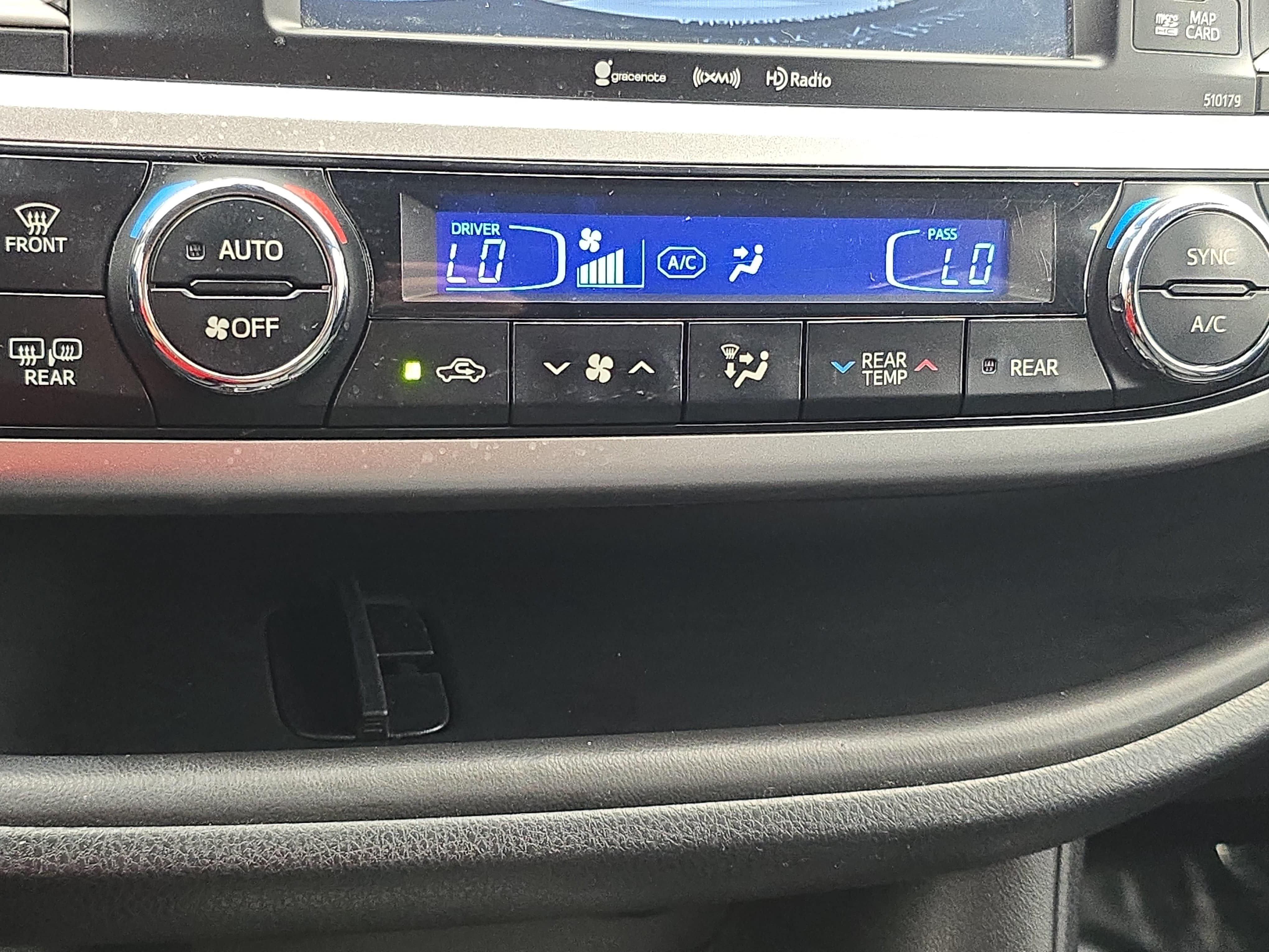 Used 2017 Toyota Highlander SE AWD/4WD image 25