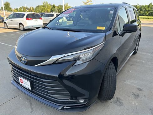 Used 2025 Toyota Sienna XLE FWD image 3