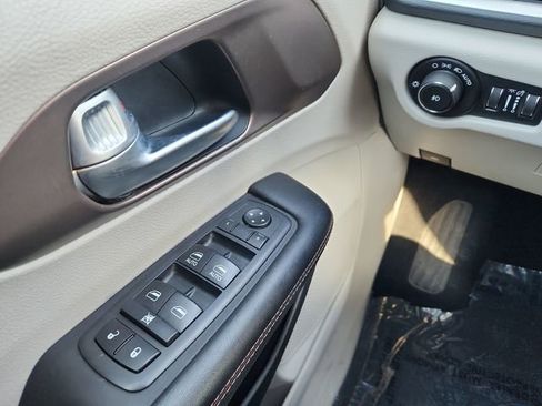 Used 2019 Chrysler Pacifica Touring-L image 37