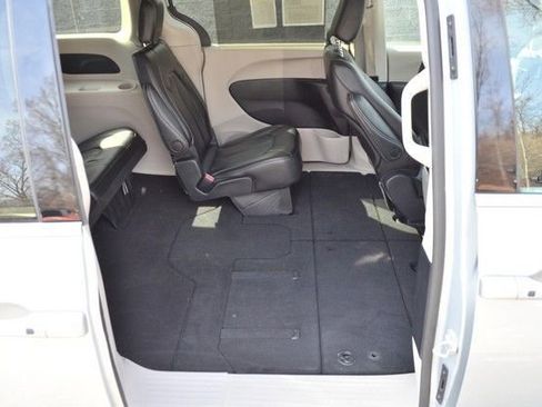 Used 2024 Chrysler Pacifica Touring-L image 32