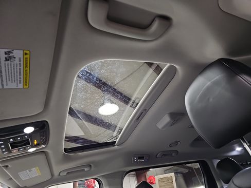 Used 2025 Kia Carnival SX image 32