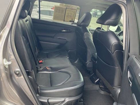 Used 2022 Toyota Highlander XLE image 18