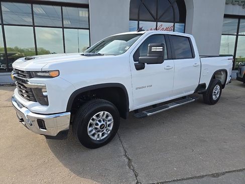 Used 2025 Chevrolet Silverado 2500 LT w/ Convenience Package AWD/4WD image 3