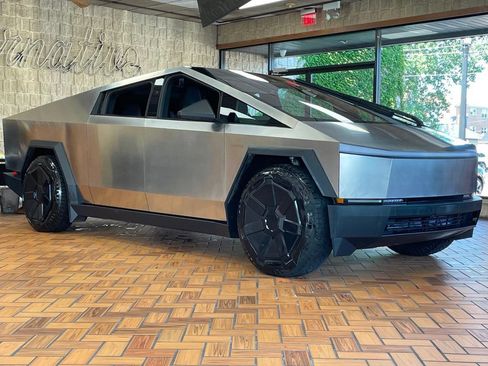 Used 2024 Tesla Cybertruck AWD Crew Cab image 8
