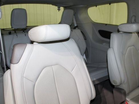 Used 2020 Chrysler Pacifica Touring-L w/ Advanced Safetytec Group image 18