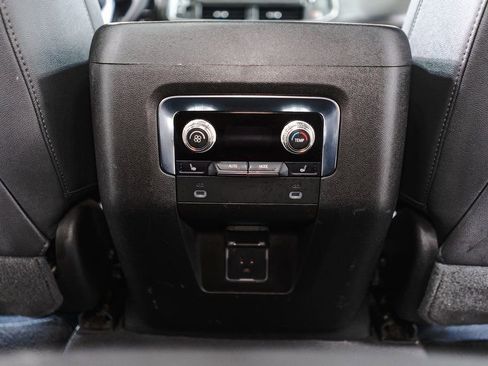 Used 2023 GMC Yukon SLT w/ SLT Luxury Package image 29