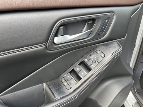 Used 2023 Nissan Rogue SL w/ SL Premium Package image 23