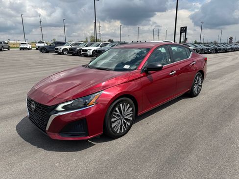 Used 2024 Nissan Altima 2.5 SV FWD image 3