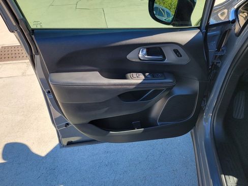 Used 2025 Chrysler Pacifica Select image 10