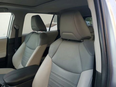 Used 2020 Toyota RAV4 XLE Premium image 18