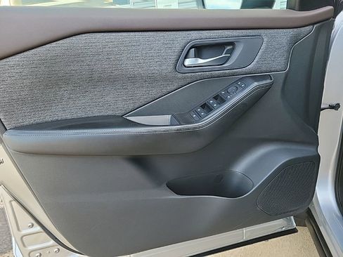 Used 2022 Nissan Rogue SV image 22