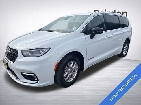 Used 2024 Chrysler Pacifica Touring FWD image 3