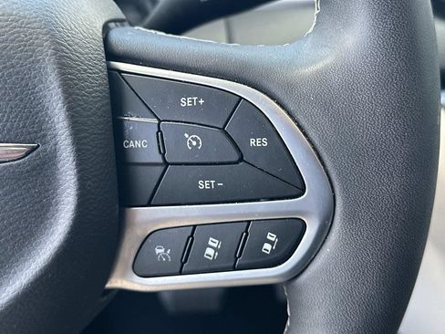 Used 2024 Chrysler Pacifica Touring-L FWD image 25