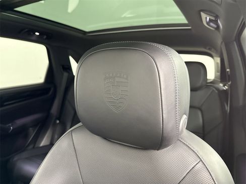 Certified 2022 Porsche Cayenne w/ Premium Package Plus image 38