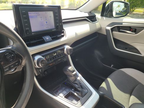 Used 2022 Toyota RAV4 XLE w/ Convenience Package FWD image 23