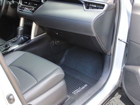 Used 2022 Toyota Corolla Cross XLE w/ Convenience Package FWD image 42