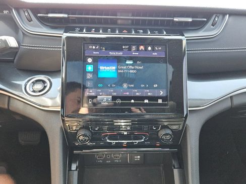 Used 2023 Jeep Grand Cherokee Laredo w/ Luxury Tech Group I AWD/4WD image 18