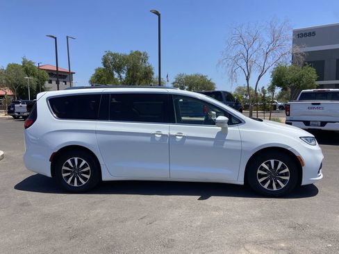 Used 2021 Chrysler Pacifica Touring-L FWD image 2