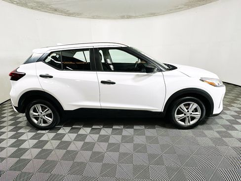 Used 2021 Nissan Kicks S FWD image 2