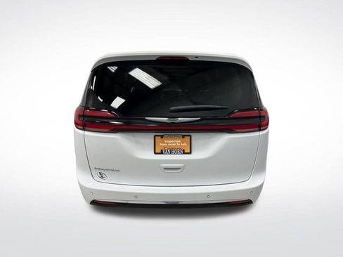 Certified 2024 Chrysler Pacifica Touring-L image 13