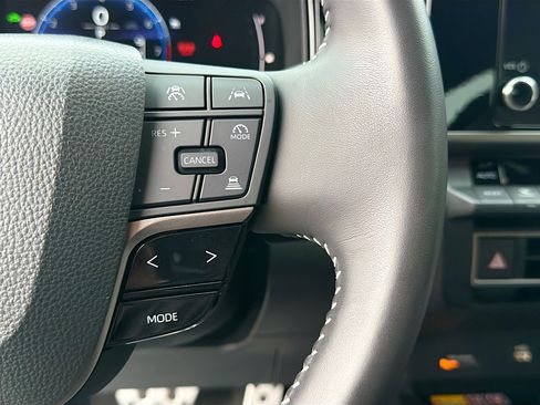 Used 2025 Toyota Camry SE image 36