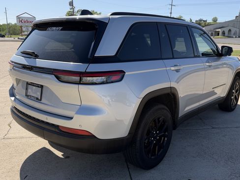 Used 2025 Jeep Grand Cherokee Altitude AWD/4WD image 8