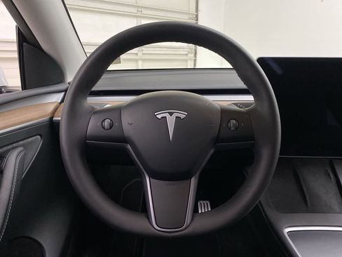 Used 2024 Tesla Model Y Performance image 18