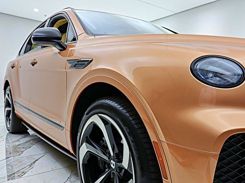 Certified 2023 Bentley Bentayga AWD/4WD image 17