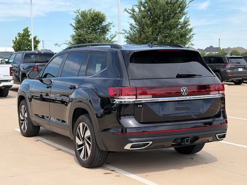 Used 2024 Volkswagen Atlas SE w/ Panoramic Sunroof Package FWD image 7