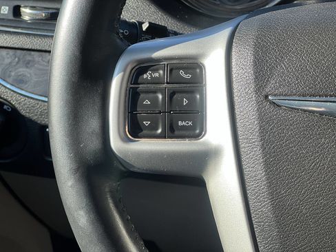 Used 2016 Chrysler Town & Country Touring image 23