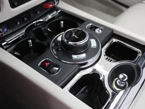 Used 2019 Rolls-Royce Dawn RWD image 19