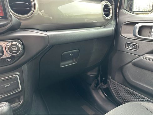 Used 2018 Jeep Wrangler Unlimited Sahara image 28