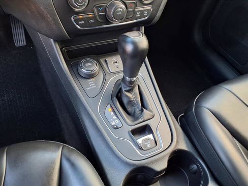 Used 2019 Jeep Cherokee Latitude Plus w/ Cold Weather Group image 12