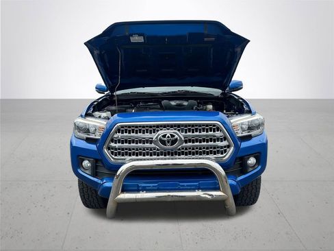 Used 2017 Toyota Tacoma TRD Sport AWD/4WD image 4
