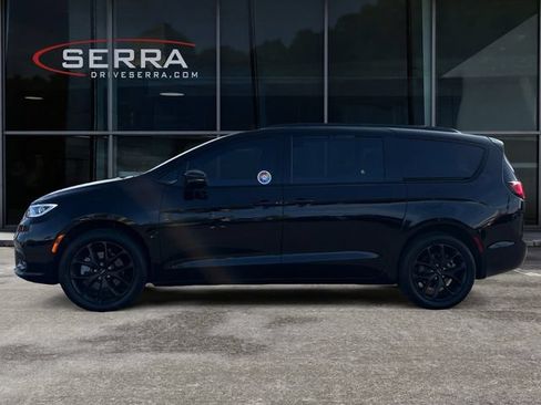 Used 2024 Chrysler Pacifica Limited w/ S Appearance Package AWD/4WD image 2