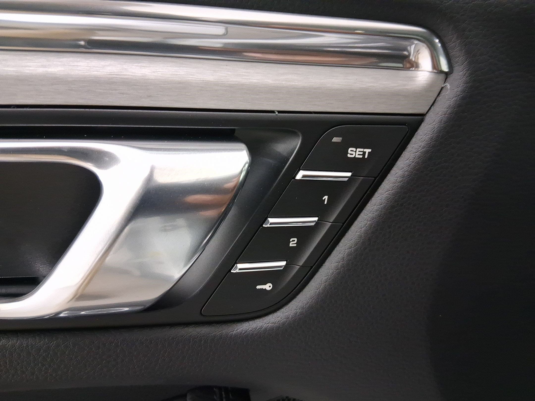 Used 2026 Porsche Macan AWD/4WD image 12