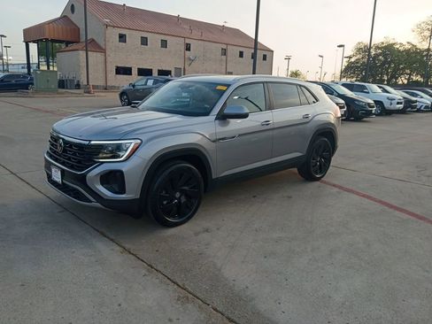 Used 2025 Volkswagen Atlas Cross Sport SE image 1