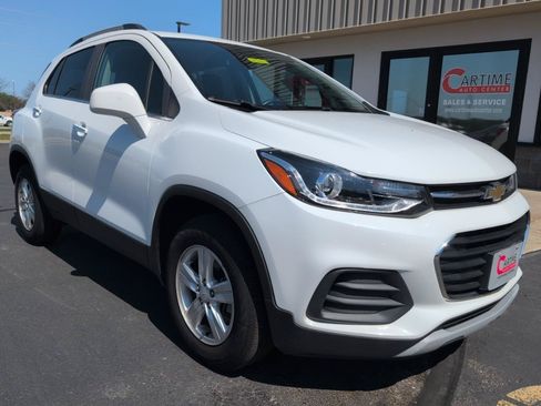 Used 2020 Chevrolet Trax LT w/ LT Convenience Package AWD/4WD image 2