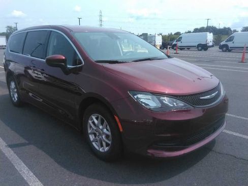 Used 2023 Chrysler Voyager LX FWD image 1