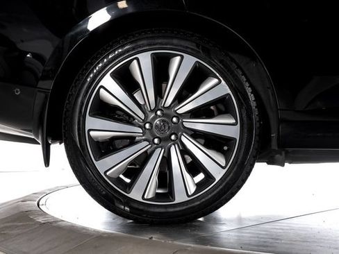 Used 2025 Land Rover Range Rover SV AWD/4WD image 14