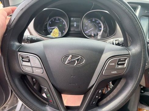 Used 2017 Hyundai Santa Fe SE FWD image 8