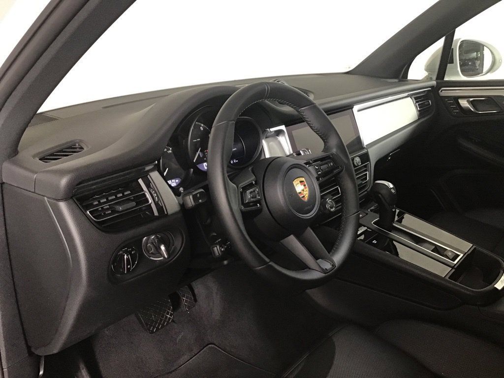Certified 2026 Porsche Macan AWD/4WD image 4