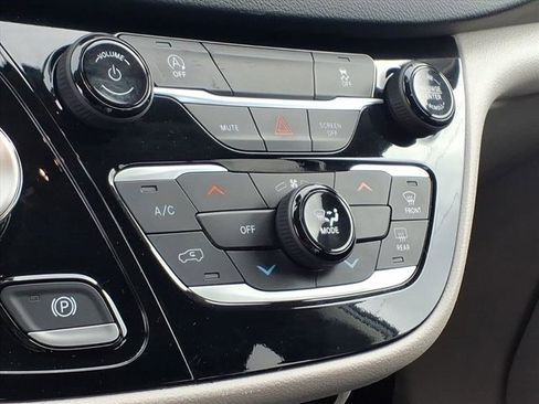 Used 2023 Chrysler Voyager LX image 13