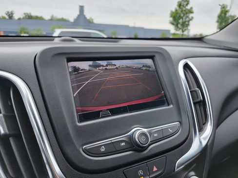 Used 2024 Chevrolet Equinox LT FWD image 2