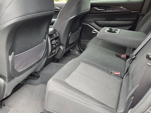 Used 2022 Jeep Grand Cherokee Laredo w/ Luxury Tech Group I RWD image 8