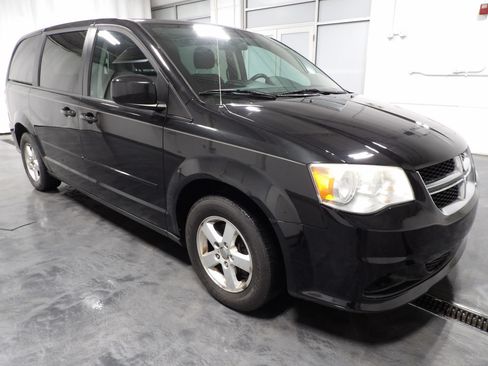 Used 2013 Dodge Grand Caravan SXT FWD image 2
