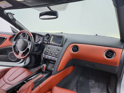 Used 2015 Nissan GT-R Premium image 21
