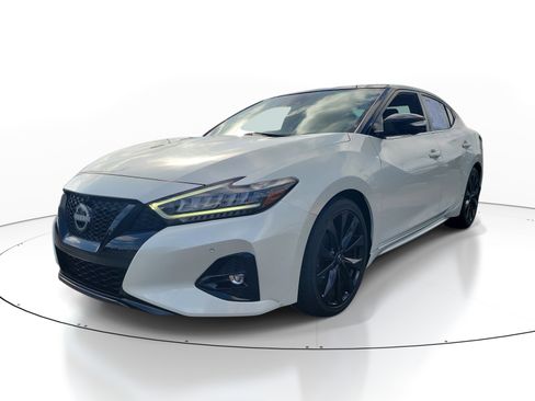 Used 2023 Nissan Maxima SR w/ Sport Mat Group FWD image 3